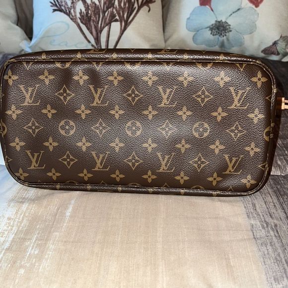 SOLD Louis Vuitton Monogram Neverfull MM Handbag - Picture 10 of 15